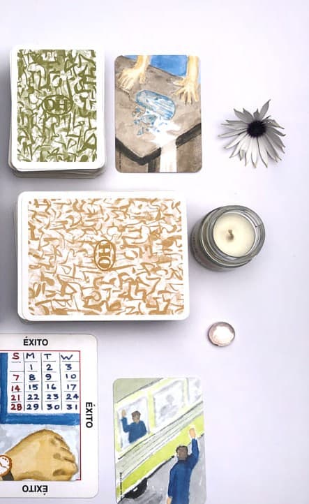 Cartas abstratas espalhadas em uma mesa